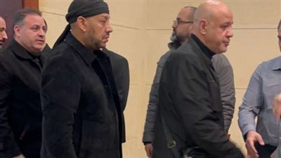 عصام كاريكا وسعد الصغير أبرز الحاضرين في عزاء والدة أحمد عادل