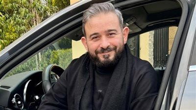 عزيز الشافعي وتامر حسين يقدمان واجب العزاء في والدة أحمد عادل