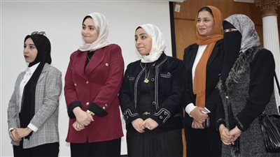 محافظ بورسعيد يلتقي بالعاملين داخل مركز المحال العامة الموحد