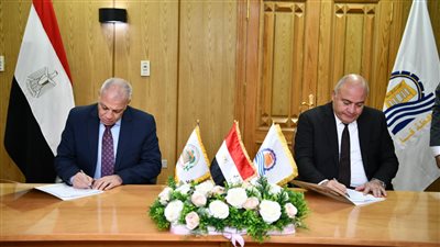 محافظ قنا ورئيس تنمية الصعيد يوقعان برتوكولا لإدارة المجمع الصناعي بقرية الكرنك