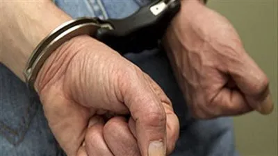 تفاصيل قيام شخصين بمغافلة صديقهما وتحويل مبلغ مالى من حسابه دون علمه