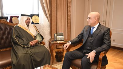 وزير الإسكان يلتقى الأمير خالد بن سعود بن تركى آل سعود لعرض الفرص الاستثمارية المتاحة بالمجالات المختلفة
