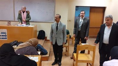 نائب رئيس جامعة بنها يتفقد سير الامتحانات بكلية الحاسبات والذكاء الاصطناعي