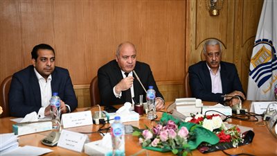 محافظ قنا: اتخاذ الإجراءات القانونية تجاه المتعدين على الأراضى الزراعية