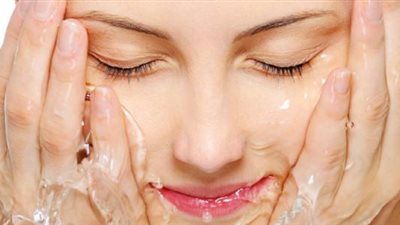 غسل الوجه صباحًا ليس ضروريًا للجميع..اعرف السبب