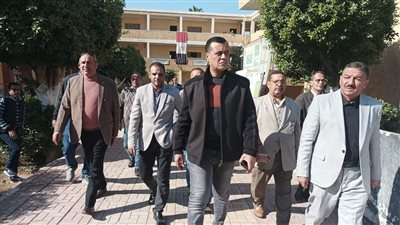 وكيل تعليم قنا يتابع سير امتحانات الترم الأول بمدارس نجع حمادي ويقدم التهنئة للأقباط