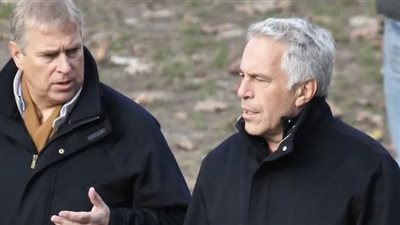 ما علاقة الأمير أندرو ابن الملكة إليزابيت بتاجر القاصرات جيفري إبيستن؟