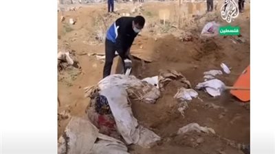 شاهد| إعادة دفن جثامين شهداء نبش الاحتلال قبورهم في حي التفاح