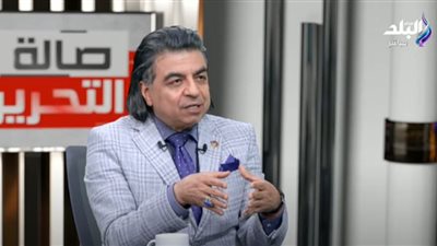 علامات مرض خطير.. طبيب يحذر من هز الساق والتقلب في النوم (فيديو)