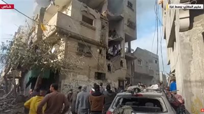 جمع جثامين الشهداء من شوارع مخيم المغازي وسط غزة (فيديو)