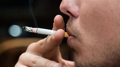 استشاري صحة عامة: السيجارة بها 5000 مادة مسرطنة عند حرقها (فيديو)