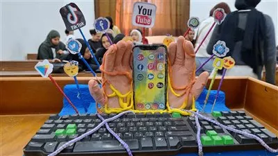 «اعملها بلوك».. طلاب جامعة السويس: أنت أقوى من السوشيال ميديا| قصة صورة