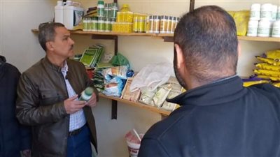 ضبط ٤ محال تجارية دون ترخيص لبيع المبيدات والأسمدة ببني سويف