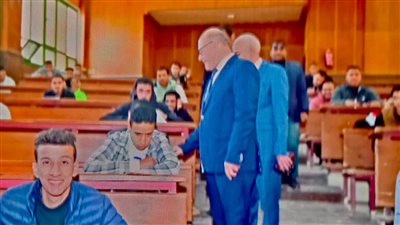 رئيس جامعة سوهاج يتفقد الامتحانات بكلية الحقوق في يومها الأول 