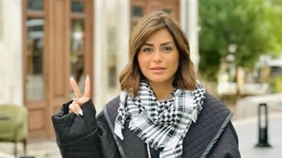 منه فضالي تظهر بالشال الفلسطيني في أحدث ظهور لها