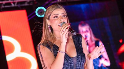 بالصور.. أمل غربى تشعل أبوظبي بأولى أغانيها المصرية 