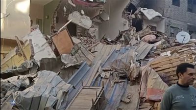 لساعات متواصلة.. البحث مستمر عن المفقودين أسفل حطام العقار المنهار بالساحل