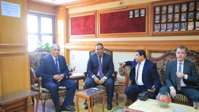 النقيب العام يجرى جولة تفقدية لغرف المحامين بمحكمة قنا