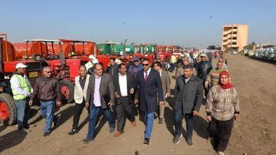 محافظ الدقهلية يشهد اصطفاف الجرارات ومقطورات كسح مياه الأمطار والمعدات الهندسية