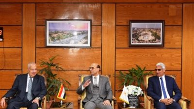 المنشاوي يلتقي رئيس جامعة جنوب الوادي الأسبق على هامش مناقشته لرسالة ماجستير بكلية العلوم