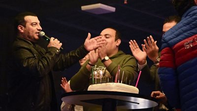  أصدقاء إيهاب توفيق ومحبيه يحتفلون بعيد ميلاده وتألقه في 