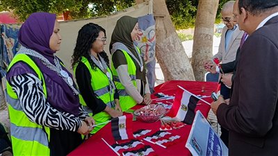 جامعة سوهاج تستقبل طلاب الثانوية بالأعلام والشيكولاتة والورود