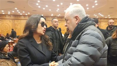 بالصور.. أشرف زكي يقدم واجب العزاء في والدة لطيفة