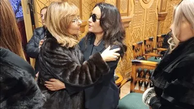 لميس الحديدي تقدم واجب العزاء في وفاة والدة لطيفة التونسية