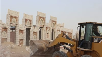 محافظ القليوبية يشرف على إزالة أكثر من700 مقبرة مخالفة بالخانكة