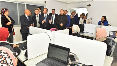 وزير الاتصالات ومحافظ أسيوط يتفقدان شركتين لتكنولوجيا المعلومات