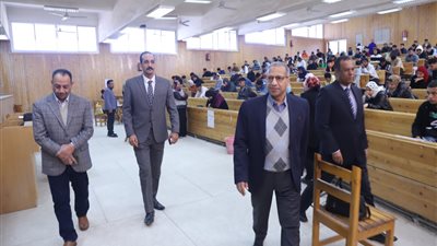 في هدوء والتزام.. تواصل الامتحانات بجامعة جنوب الوادي