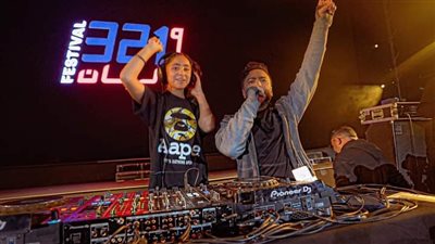 تاليه تامر حسني تشاركه الدي جي في حفله بدبي (صور)