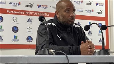 طالبت اللاعبين بالتوقف عن اضحاك المنافس.. مدرب مالي يفجر مفاجأة قبل مواجهة جنوب إفريقيا بالكان