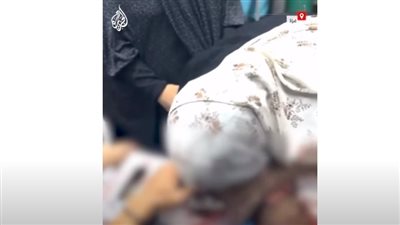 أنجبته بعد 15 عاما من الانتظار.. لحظة تلقي أم خبر استشهاد طفلها الوحيد (فيديو)