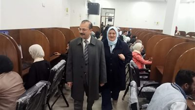 نائب رئيس جامعة بنها يتفقد امتحانات كلية التمريض بمركز الاختبارات