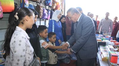 بأسعار مخفضة.. محافظ سوهاج يفتتح معرض 