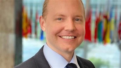 متحدث السفارة الأمريكية: هجمات الحوثيين تؤدي لارتفاع تكلفة الغذاء والوقود والمساعدات الإنسانية