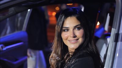 من داخل سيارتها.. رانيا منصور تخطف الأنظار (صور)