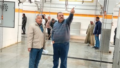 رئيس مدينة سفاجا يشهد تجربة تشغيل للمجزر الآلي 