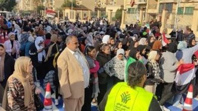 بالأعلام والزغاريد.. أهالي سوهاج يحتشدون أمام اللجان لانتخاب رئيس مصر
