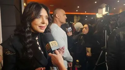 دينا تصل إلى مقر العرض الخاص لفيلم 