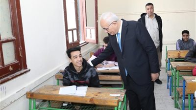 وزير التعليم يتفقد امتحانات الفصل الدراسي الأول للشهادة الإعدادية بالجيزة