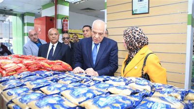 محافظ الجيزة يتفقد السلاسل التجارية والمنافذ السلعية للتأكد من عرضها بالأسعار الرسمية