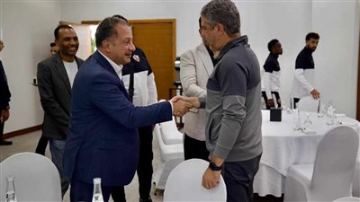 سفير مصر بالإمارات يزور بعثة الزمالك بفندق الإقامة بأبوظبي