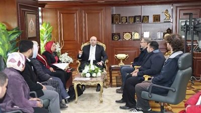 محافظ بني سويف يناقش مع وفد الجامعة الأمريكية نتائج تطوير 50 حضانة 