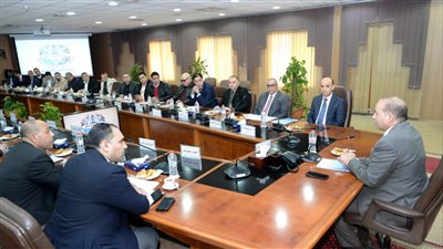 رئيس جامعة المنصورة يلتقي بوفد من رجال الأعمال ومستثمري المناطق الصناعية بالدلتا