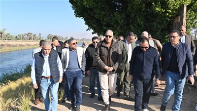 وزير الري يستجيب لشكاوى عدد من المزارعين ويتفقد تأهيل ترعة سيالة زرنيخ بأسوان
