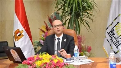 المنشاوى والصحفيون يناقشون دور الصحافة والإعلام في دعم فعاليات جامعة أسيوط