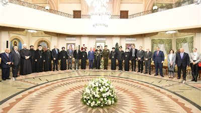 قيادات الاسكندرية تهنيء البابا تواضروس الثاني بالأعياد