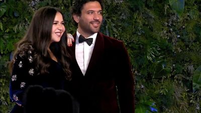 لقطة عفوية تجمع حسن الرداد وإيمي سمير غانم على ريد كاربت جوي اوردز joy awards